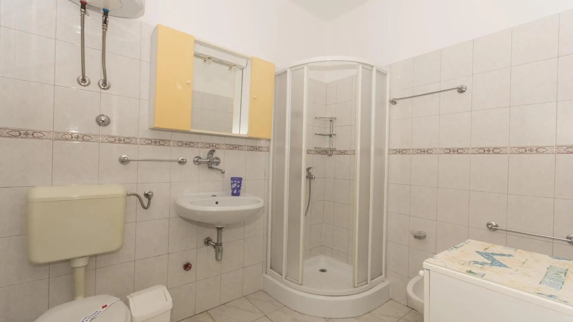 Ferienwohnung Fuer Vier Personen Mit Balkon Trogir
